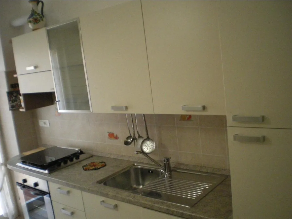 Poppy Apartment Levanto 0*,